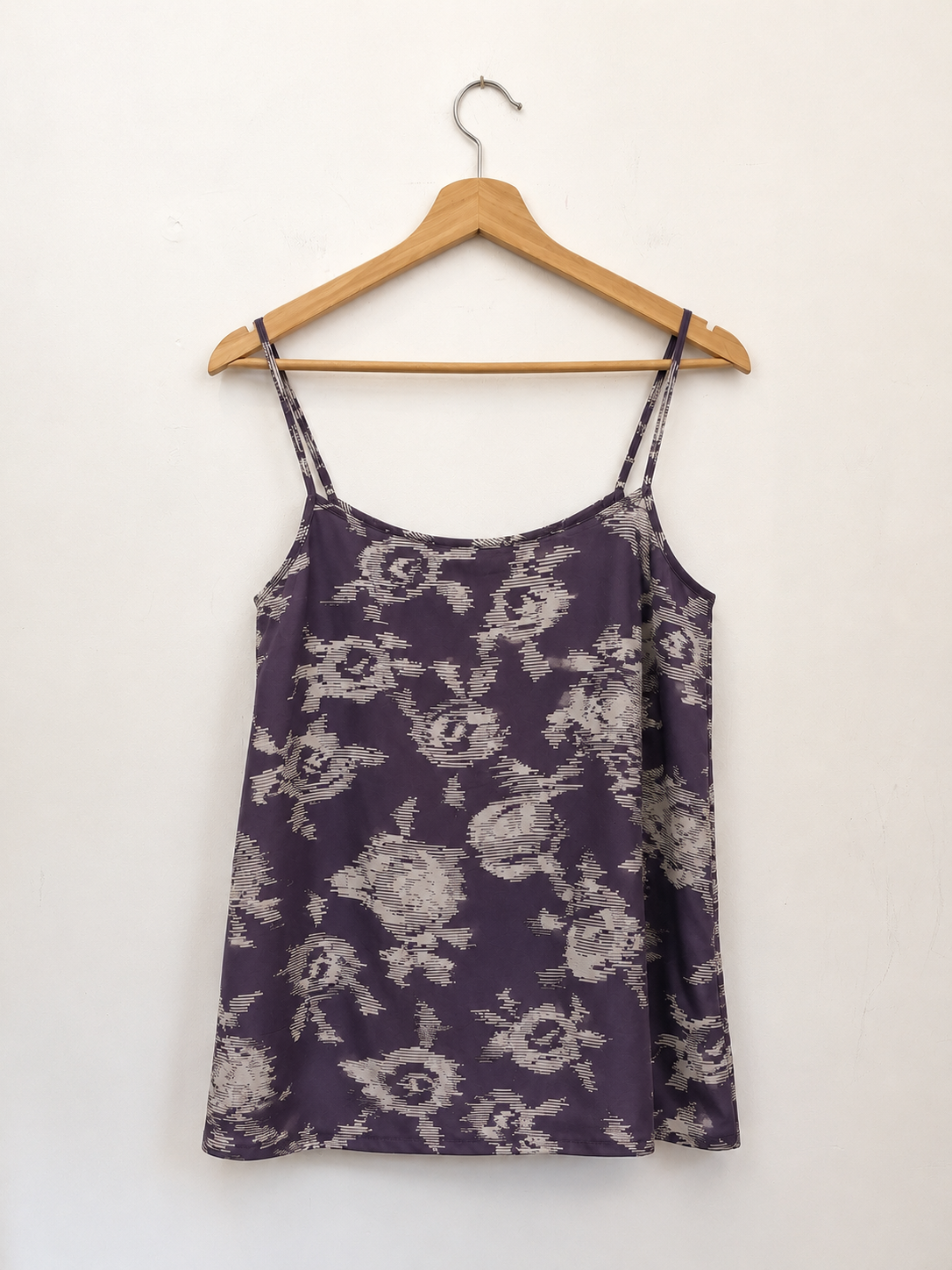 Camisole 100 % soie à coupe fluide avec fines bretelles ajustables et imprimé floral abstrait.