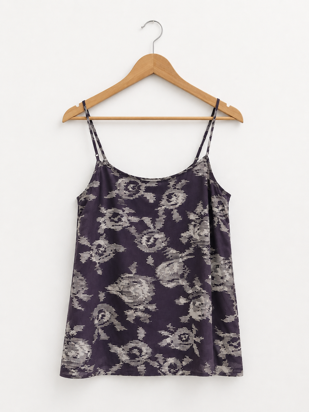 Camisole 100 % soie à coupe fluide avec fines bretelles ajustables et imprimé floral abstrait.