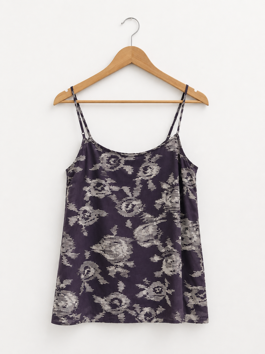 Camisole 100 % soie à coupe fluide avec fines bretelles ajustables et imprimé floral abstrait.