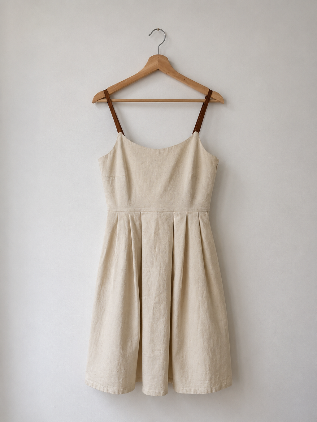Robe crème à bretelles en cuir, Bodybag