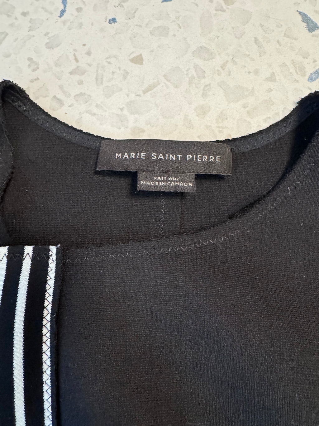 Haut noir rayé, Marié Saint Pierre
