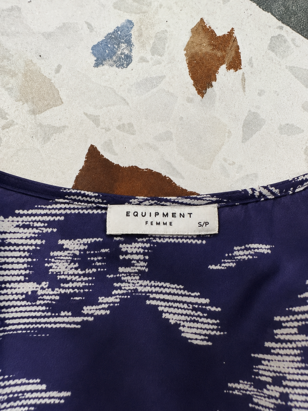 Camisole 100 % soie à coupe fluide avec fines bretelles ajustables et imprimé floral abstrait.